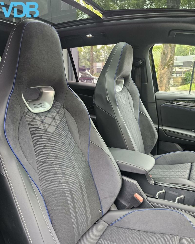 Vehicle Image 16