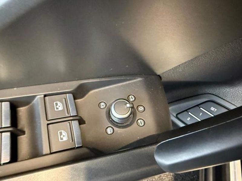 Vehicle Image 33