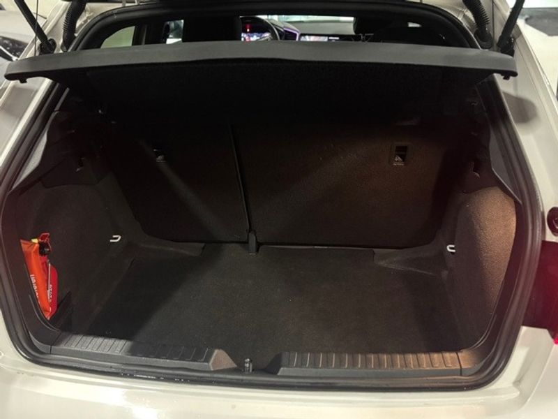 Vehicle Image 32